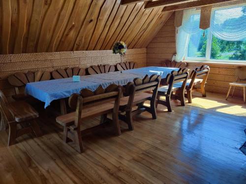 普伦盖Stay at Svaja的一间配备有蓝色桌子和椅子的用餐室