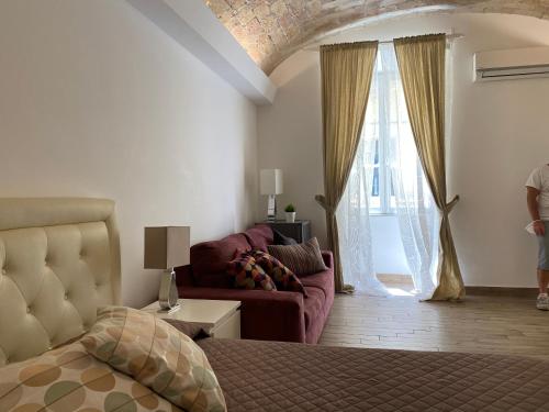 罗马Campani Luxury Flat的一间卧室配有一张床、一张沙发和一个窗口