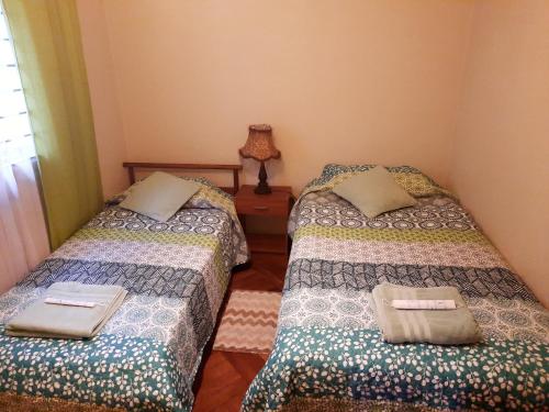 维纳德马Viña Colores的小客房内的两张床,配有四柱床和四柱床