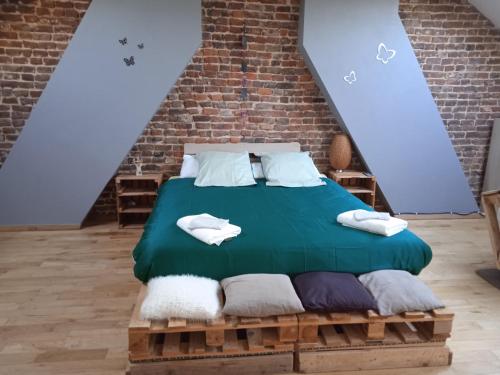 沙勒罗瓦Sweet home 2的一间卧室,配有木板上的床铺