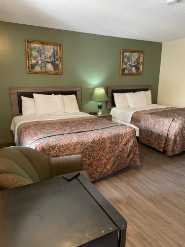 尼亚加拉瀑布瀑布和赌场附近苏格兰旅馆的酒店客房设有两张床和一台平面电视。