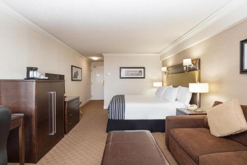 桑德曼特色温哥华机场度假酒店客房内的一张或多张床位