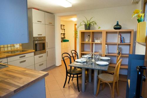 毛尔布龙Ferienwohnung grüne Oase的厨房以及带桌椅的用餐室。