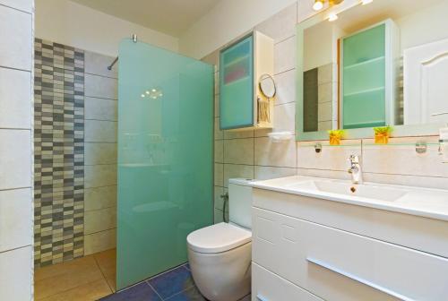 蒂亚斯Casa Buena的一间带卫生间、水槽和镜子的浴室