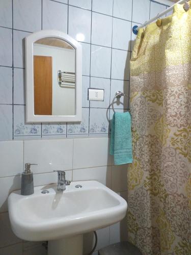 圣佩德罗·德·阿塔卡马Hostal Ayni的一间带水槽、镜子和淋浴的浴室