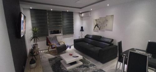 尼什Lux Apartment 7, free parking的客厅配有沙发和桌子