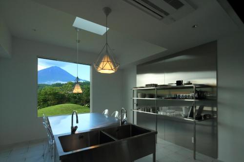 鸣泽市abrAsus hotel Fuji的山景厨房(带水槽)