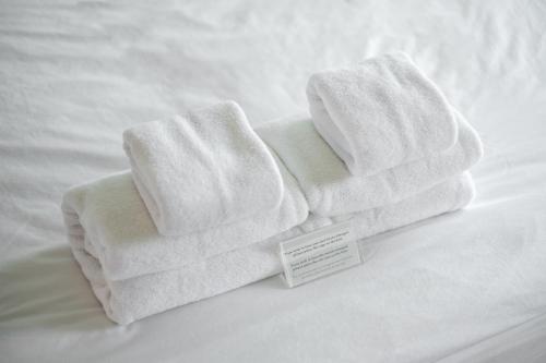 涛岛The Dearly Koh Tao Hostel-PADI 5 Star Dive Resort的床上的两条毛巾