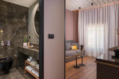 干尼亚Veneri Boutique Suites的一间带梳妆台的浴室和一张位于客房内的床