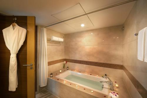 蓬蒂切里雅阁普度切里酒店的带浴缸和水槽的浴室