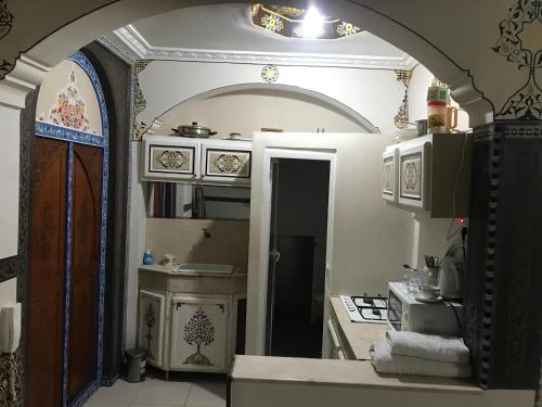 马拉喀什Flashback House的一间小厨房,在房间内有拱门