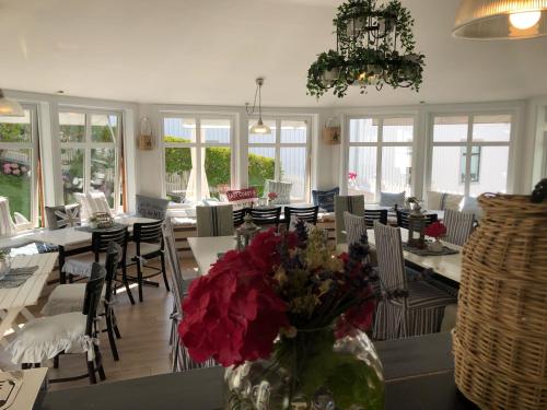 马斯特兰德航海酒店的一间带桌椅和花瓶的餐厅