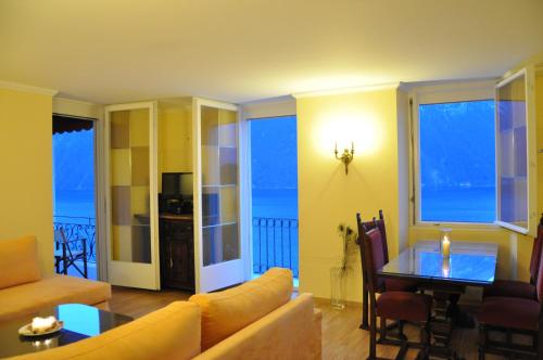 卢加诺飒飒尔托别墅的客厅配有沙发和桌子