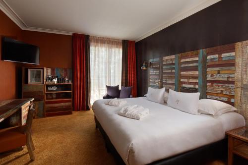 勒图凯-巴黎普拉日巴黎普拉智勒图凯豪华酒店 的卧室配有一张白色大床