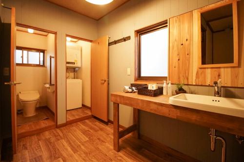 Kurita1日1組限定 プライベート空間 古民家貸切コテージとけい的一间带水槽和卫生间的浴室