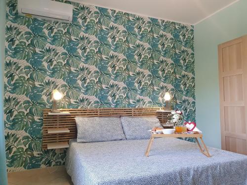 庞特卡格纳诺Home 123的一间卧室配有床和绿色白色壁纸