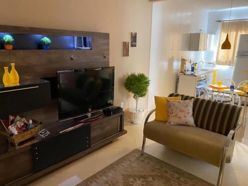 新弗里堡Cantinho do Cônego的一间带电视和沙发的客厅