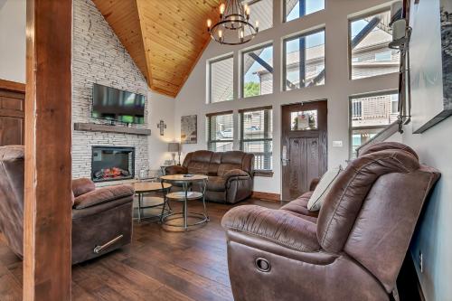 布兰森Rockwood Lake Lodge home的客厅配有皮革家具和壁炉