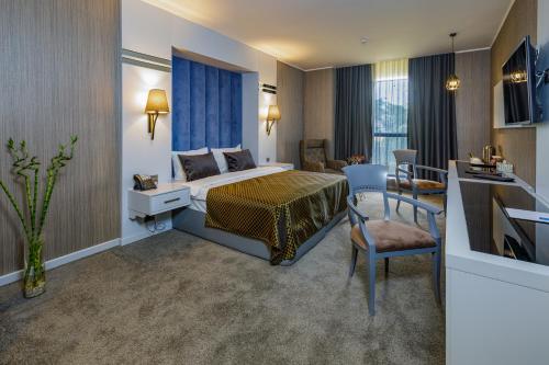 巴库Premium Park Hotel Baku的配有一张床和一把椅子的酒店客房