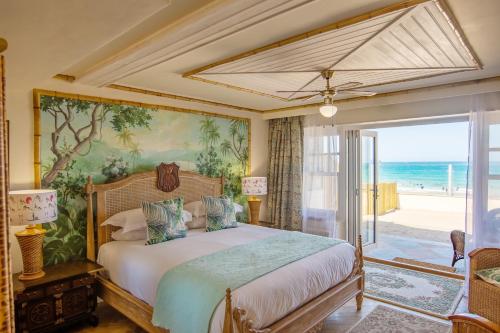 纽基Tolcarne Beach Colonial Restaurant and Rooms的一间卧室配有一张床,享有海景