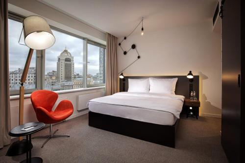 莫斯科Pentahotel Moscow, Arbat的酒店的客房 - 带一张床、椅子和窗户