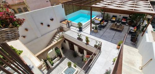 阿尔么丽亚Murallas de Jayrán Hotel Boutique的享有带游泳池的别墅的顶部景致