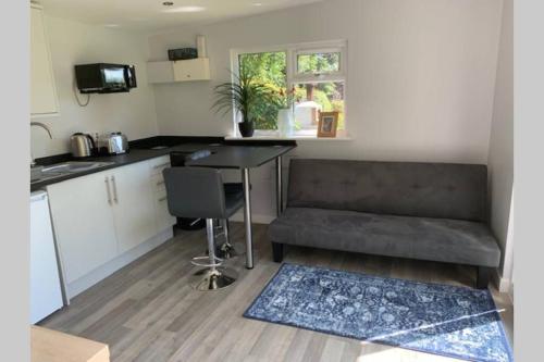 德比Independent garden studio - sleeps max 3.的一间配有沙发和桌子的厨房