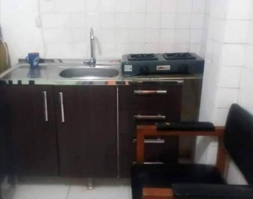 卡塔赫纳apartaestudio independiente en Manga, Cartagena的厨房配有水槽和台面