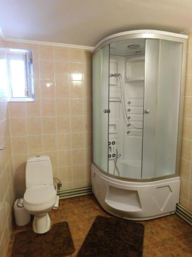 亚列姆切Glanz Cottage的浴室配有白色卫生间和淋浴。