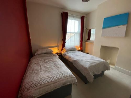 伦敦3 bed Apartment in Colliers Wood的小型客房 - 带2张床和窗户