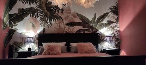 特赖斯-卡尔登Ferienwohnungen zum Zilles的卧室配有一张挂在墙上的植物床