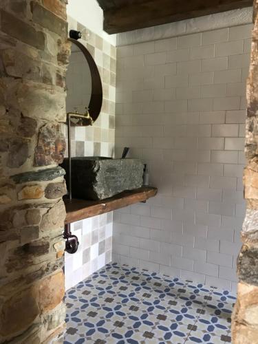 TrevíasEl Horreo deI Sol的一间带水槽的浴室,铺有瓷砖地板。