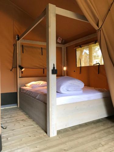 Barbey-SérouxBudget Glamping Safaritent - La Steniole的一间帐篷内带两张双层床的卧室