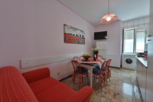 利多迪耶索罗Residence Mariavittoria的客厅配有红色的沙发和桌子