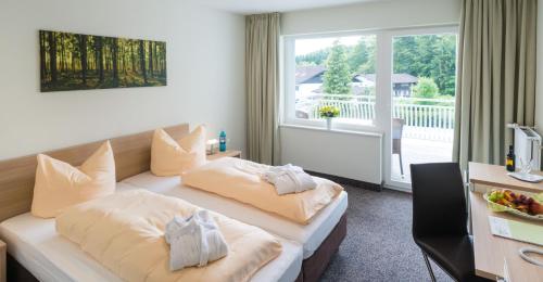 巴特马林贝格Landhotel Kristall的酒店客房设有两张床和一个阳台。