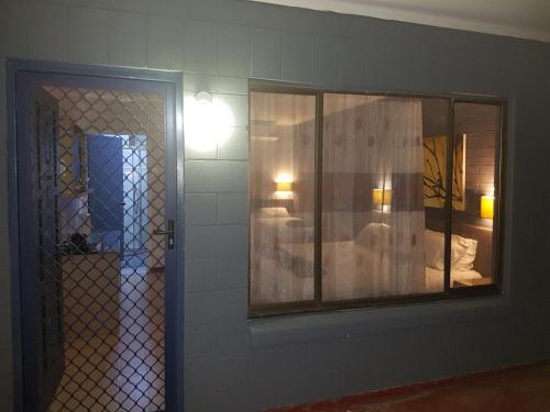 EskEsk Motel的带镜子的房间和一间带床的卧室