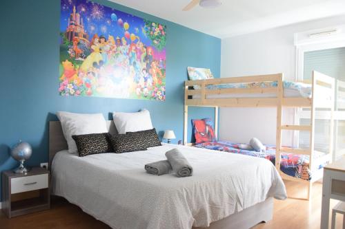 蒙泰夫兰Grand Appartement Dreams的一间卧室配有一张床和一张双层床。