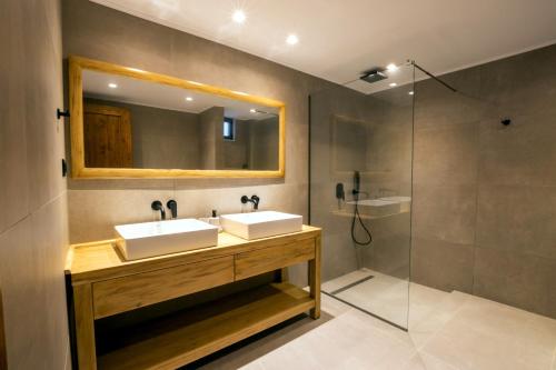 卡尔帕索斯Cato Agro 4, Seafront Villa with Private Pool的一间带两个盥洗盆和淋浴的浴室