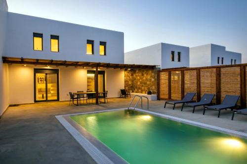 卡尔帕索斯Cato Agro 4, Seafront Villa with Private Pool的一座房子后院的游泳池