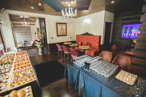 哈斯科沃aSa Boutique Hotel的一间设有桌椅和自助餐的餐厅