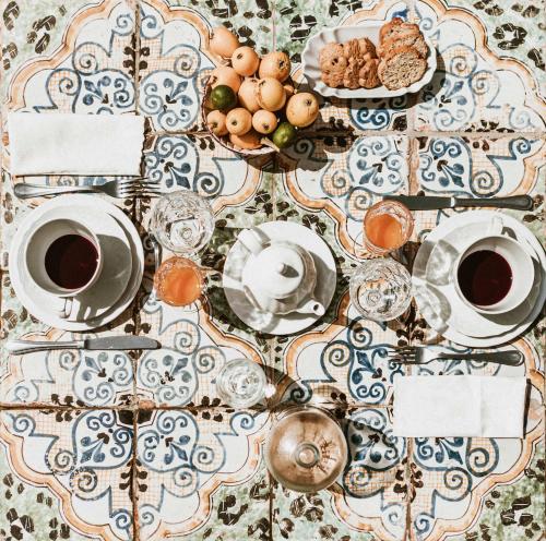 圣马里纳萨利纳Hotel I Cinque Balconi的餐桌,盘子上放着食物和咖啡