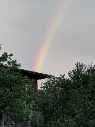 泽拉夫纳Momka's house的天上一排彩虹