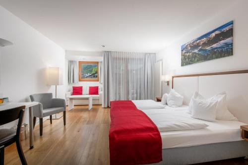 罗孚尔丹科乐餐厅酒店的酒店客房设有一张带红色毯子的大床
