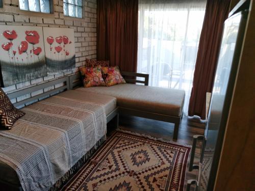 帕罗Tranquility的一间卧室设有两张床、一个窗户和一个地毯。