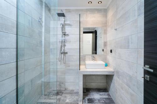 斯卡拉拉乔伊Solar Suites的一间带水槽和淋浴的浴室