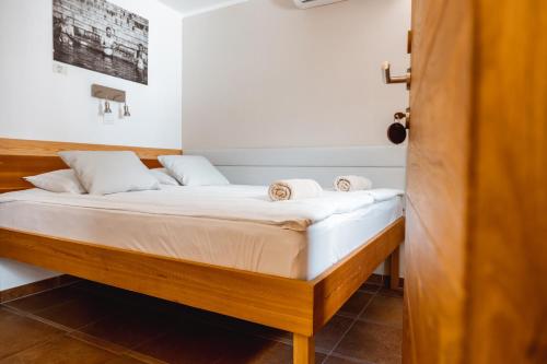 皮兰Guest House PachaMama的一间卧室配有一张床,上面有两条毛巾