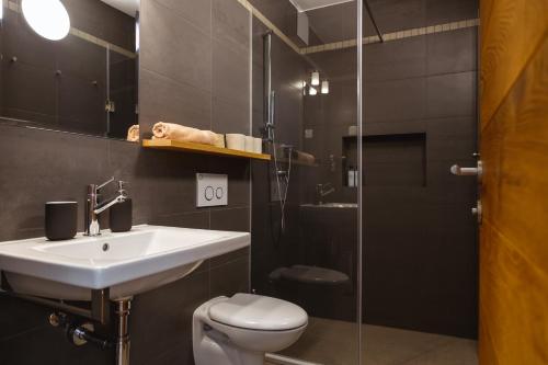 皮兰Guest House PachaMama的一间带水槽、卫生间和淋浴的浴室
