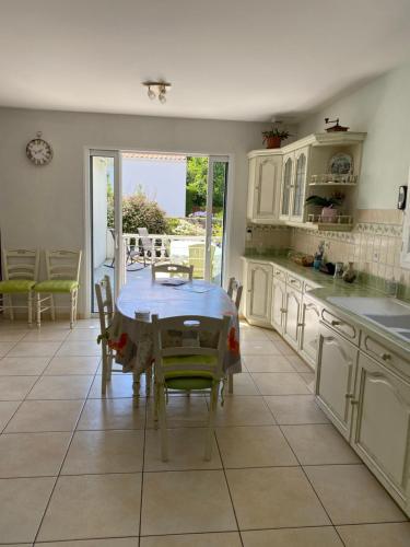La GenétouzeVendée - Maison de Vacances的厨房配有桌椅