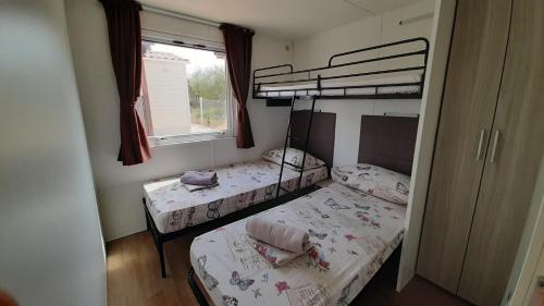 Mobile homes Kamp Maslina, Biograd na Moru客房内的一张或多张床位