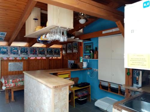 摩拉瓦新村Penzion Slunce nad Vinným Sklepem的厨房拥有蓝色的墙壁和木制天花板。